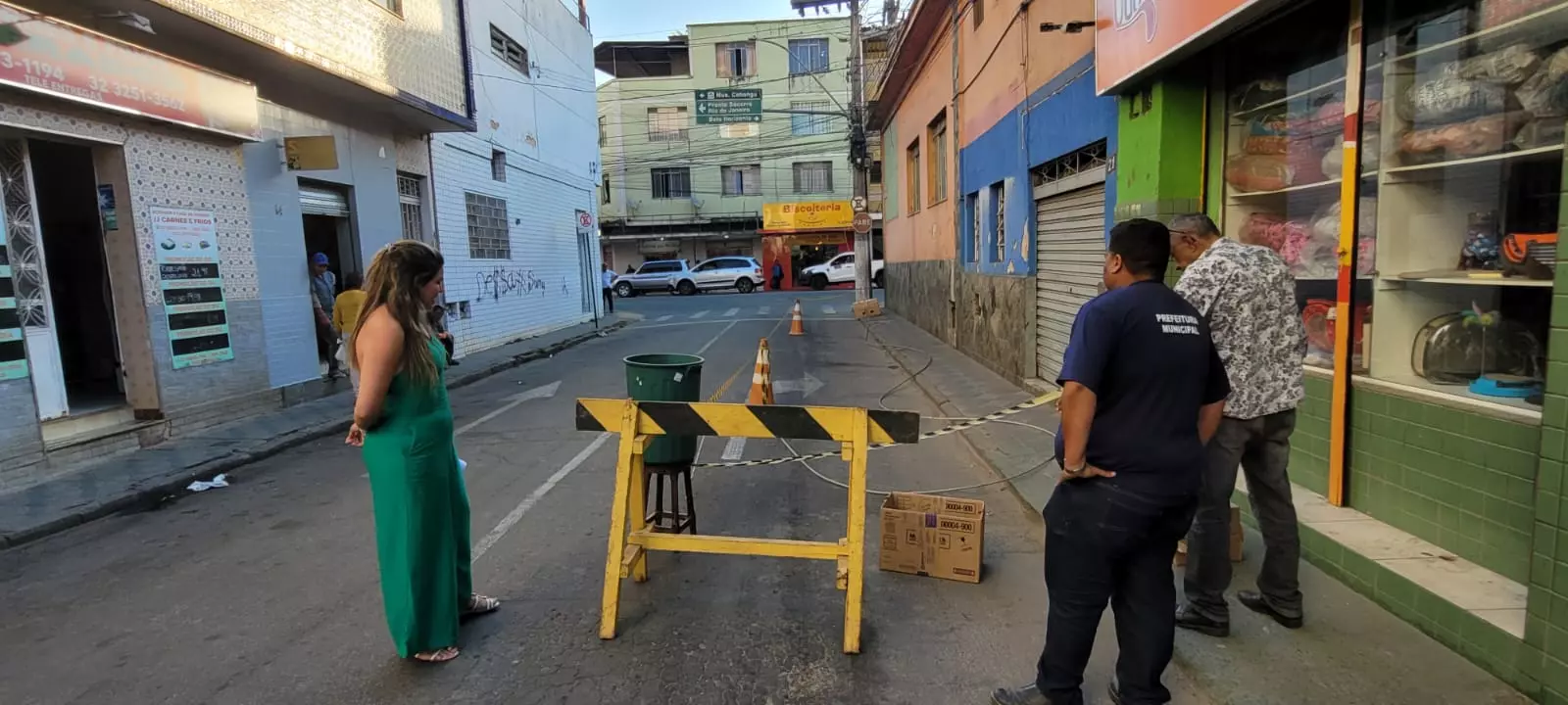 Fio de alta tensão se rompe e deixa estabelecimentos comerciais e moradores sem energia no Centro de Santos Dumont